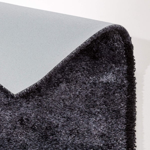 Detailansicht eines schwarzen Teppichs mit Textilrücken