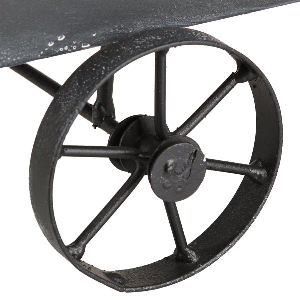 Detailaufnahme von Wagenrad aus Metall