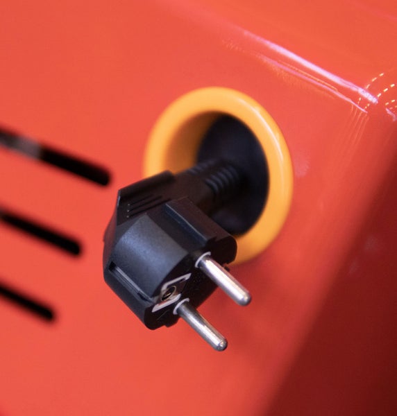 Schuko-Stecker steckt in Steckdose