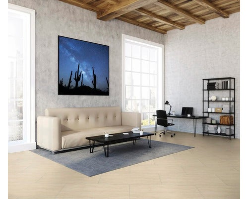 Modernes Wohnzimmer mit hellem Bodenbelag in Holzoptik, beigem Sofa, schwarzem Couchtisch und großem Wandbild einer Nachtlandschaft.