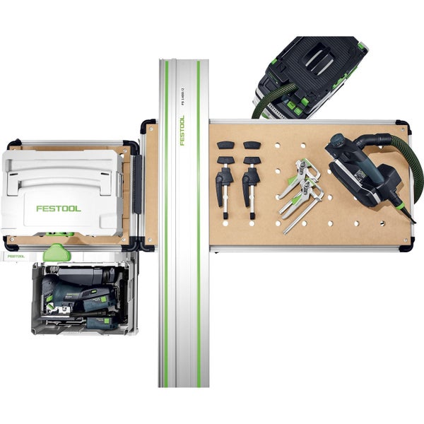 Festool Mobiler Arbeitstisch mit Führungsschiene, Systainer inklusive Stichsäge, Zwingen und Absaugmobil auf einer Lochplatte.