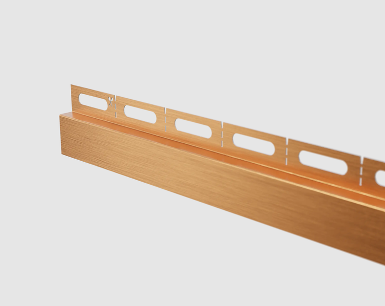 Abschlussleiste aus Metall in Kupferoptik mit perforiertem Befestigungsschenkel und Markierung für den Zuschnitt.