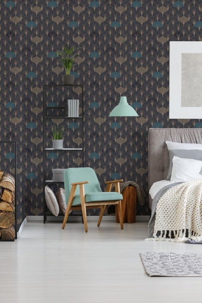 Schlafzimmer mit gemusterten Tapeten, Bett und Stuhl