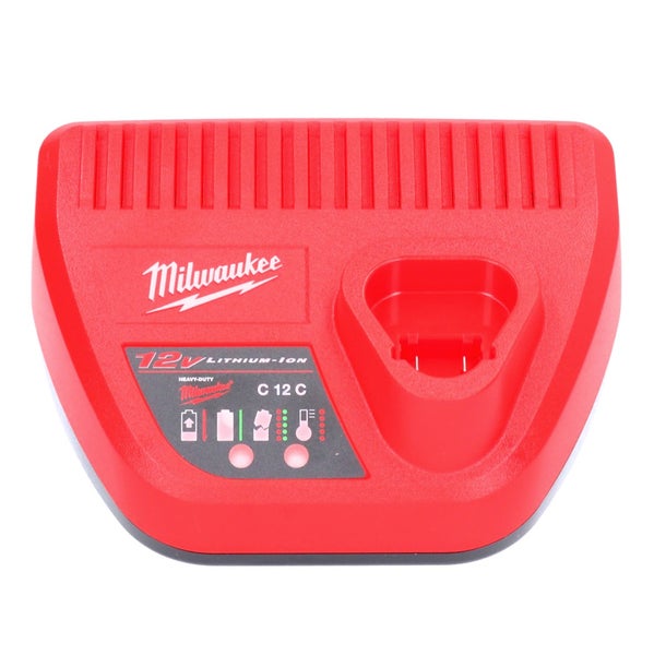 Milwaukee 12 Volt Lithium-Ionen-Ladegerät Modell C 12 C mit Statusanzeigen und Milwaukee Logo.