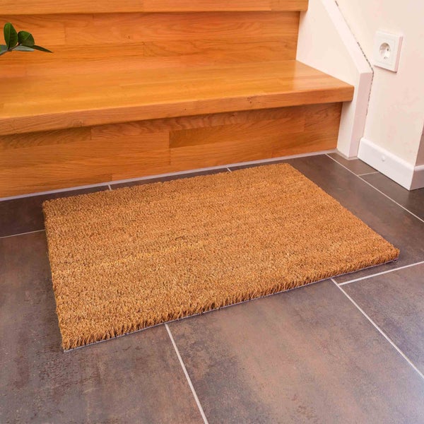 Fußmatte aus Kokosfaser vor einer Treppe