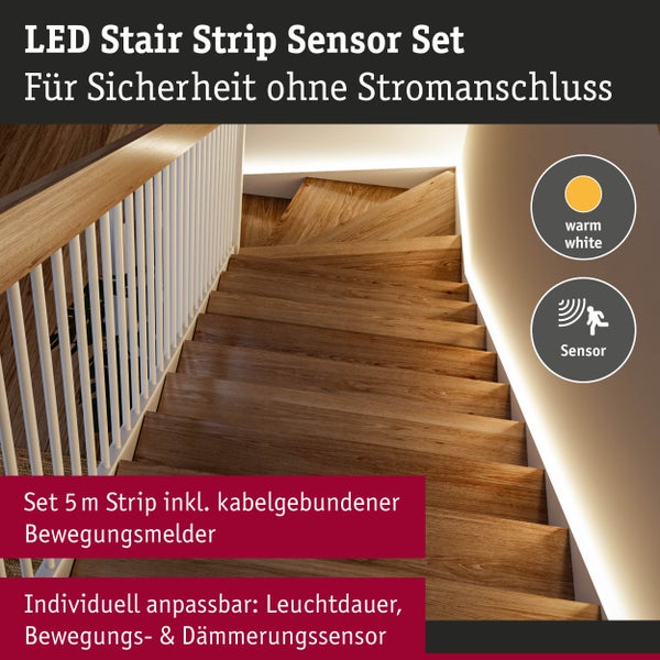 Warmweißes LED-Streifen-Set für Treppen mit Bewegungssensor, 5 Meter Länge, an einer Holztreppe montiert, für Sicherheit ohne Stromanschluss.