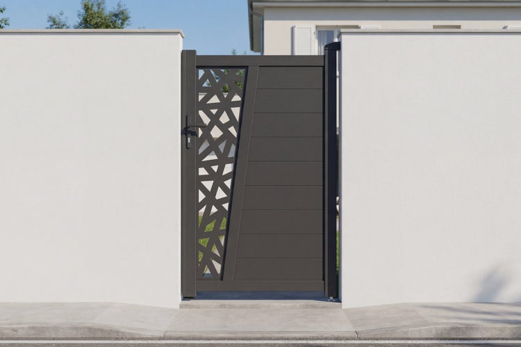 Modernes einflügeliges Gartentor aus Aluminium mit horizontalen Lamellen und dekorativem Lochmuster, eingebaut in eine Mauer.