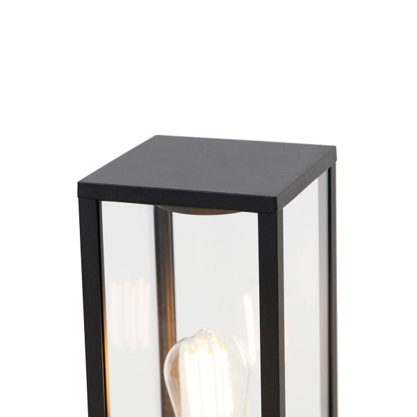 Moderne Außenstandleuchte mit schwarzem Metallrahmen, klaren Glasscheiben und sichtbarem LED-Filament-Leuchtmittel.