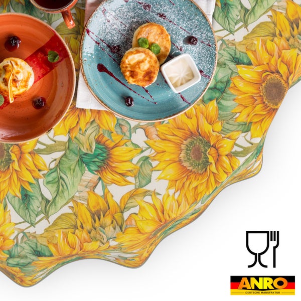 Abwaschbare Tischdecke von ANRO mit Sonnenblumen-Muster, lebensmittelecht. ANRO Deutsche Manufaktur Logo.