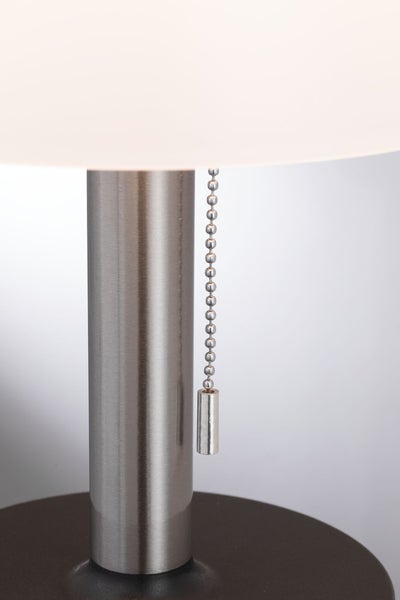 Detailansicht einer Tischleuchte mit einem Hals aus gebürstetem Metall und einem silberfarbenen Zugschalter.