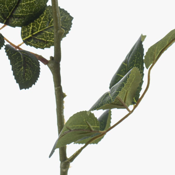 Künstliche Rose am Stiel mit grünen Blättern und einer pfirsichfarbenen Blüte aus Textilmaterial.