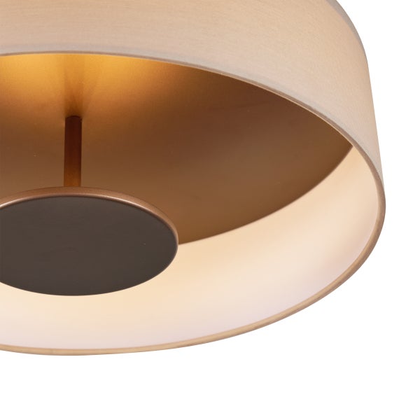 Deckenleuchte mit Textilschirm und runder Metallabdeckung, Detailansicht von unten.