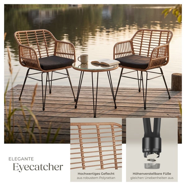 Gartenmöbel-Set aus Polyrattan-Geflecht mit zwei Stühlen, schwarzen Sitzkissen, Glastisch und höhenverstellbaren Füßen auf einem Holzsteg am See.