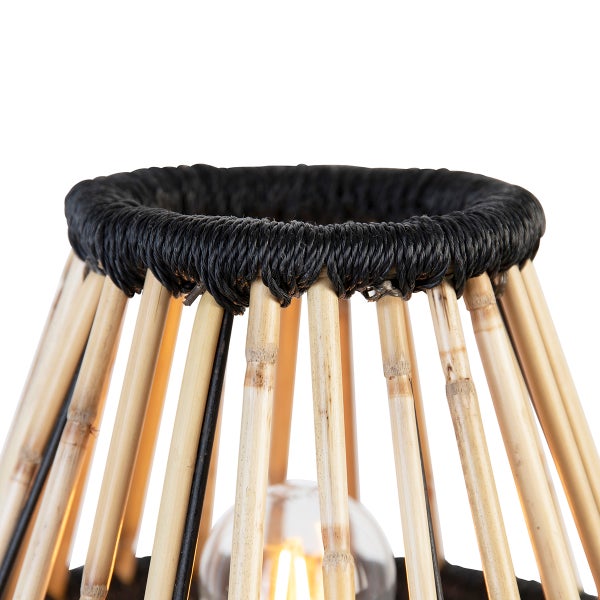 Detailansicht einer Bambuslampe mit schwarzem Lampenschirmrand