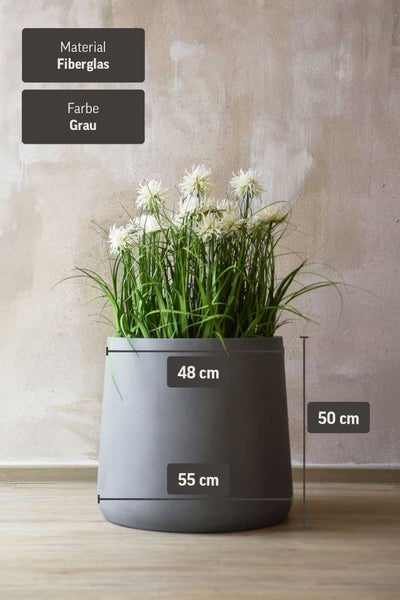 Pflanzkübel aus Fiberglas in Grau mit Ziergras, Höhe 50 Zentimeter, Durchmesser oben 48 Zentimeter und unten 55 Zentimeter.