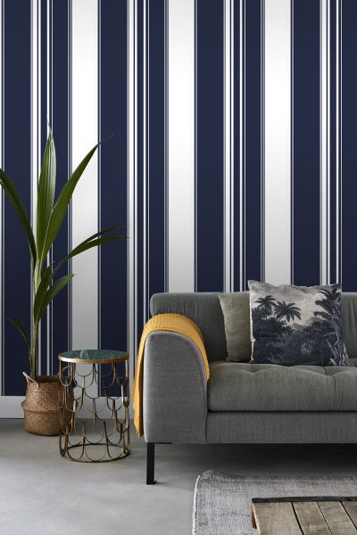 Wohnzimmer mit gestreifter Tapete, Sofa und Beistelltisch