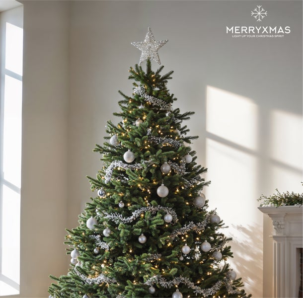 Geschmückter Weihnachtsbaum mit Christbaumkugeln, Lametta und Sternspitze