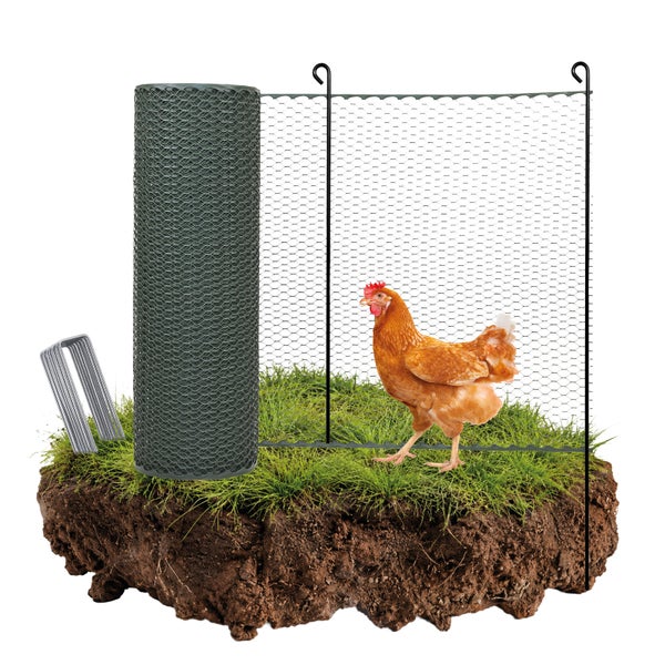Hühnerzaun Set mit Rolle aus Drahtgeflecht, zwei Pfosten und Erdankern auf einem Stück Grasboden mit einem Huhn.