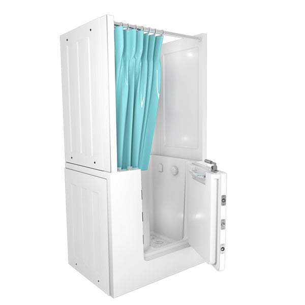 Moderne Sitzbadewanne mit Tür für barrierefreien Einstieg, weiße Wände mit integrierten Ablagen und ein türkisfarbener Duschvorhang.