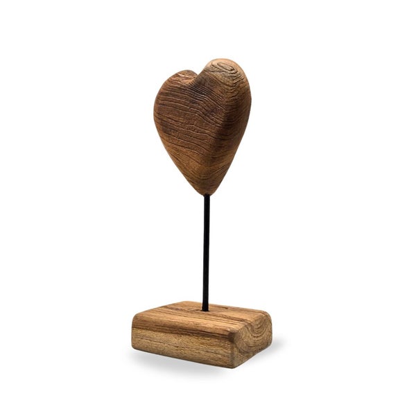 Dekoratives Herz aus Holz auf Sockel