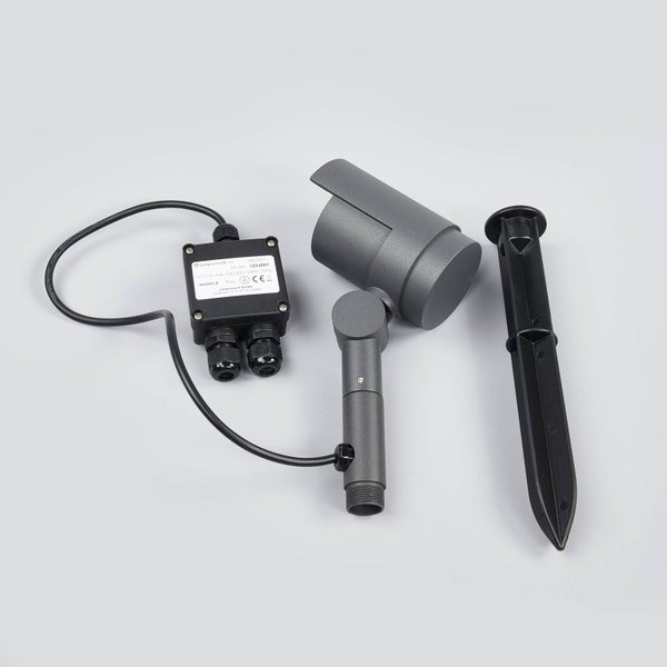 Außenstrahler mit Erdspieß und Anschlussbox, für GU10 Leuchtmittel, verstellbarer Kopf, aus Metall und Kunststoff.