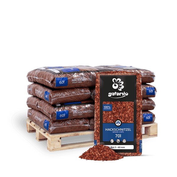 Galamio Hackschnitzel rot aus Kiefernholz, Körnung 5 bis 60 Millimeter, Säcke auf Palette gestapelt.
