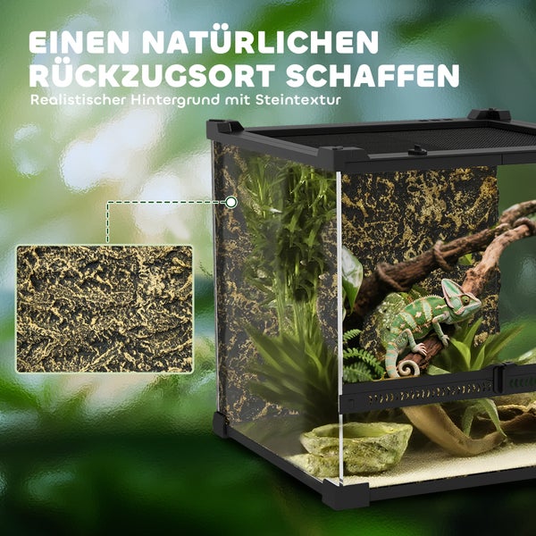 Glasterrarium mit realistischer Steintextur-Rückwand für Reptilien, inklusive Ast, Pflanzen und Chamäleon.