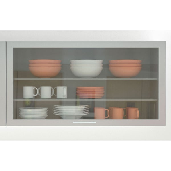 Küchenschrank mit Geschirr hinter einer Glastür