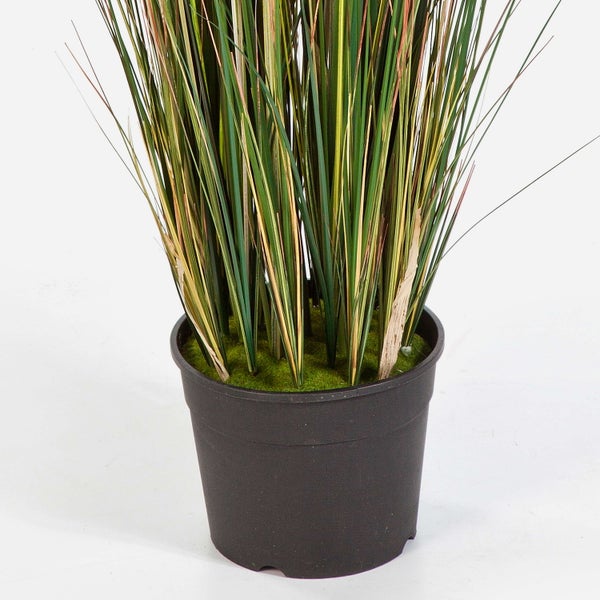 Künstliche Hängepflanze mit grünen Blättern und einem Seil aus Textil für die Dekoration.