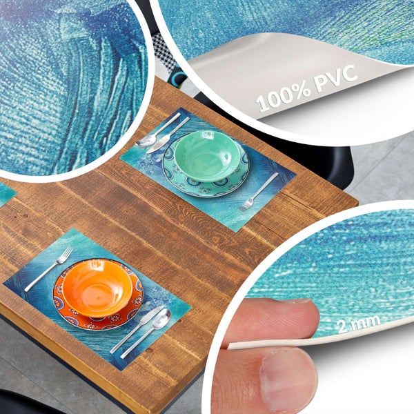 Tischsets aus 100 Prozent PVC auf einem rustikalen Holztisch mit Geschirr. Dicke 2 Millimeter. Detailansichten der Materialstruktur.