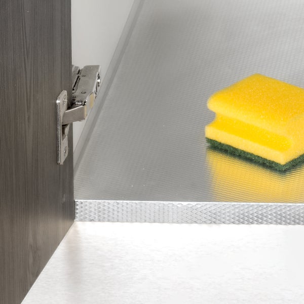 Feuchtigkeitsschutzmatte für Küchenschränke mit geprägter Aluminiumoberfläche und einem Küchenschwamm.
