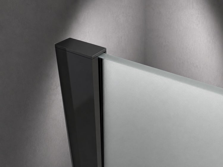 Nahaufnahme eines schwarzen Duschwandprofils mit satiniertem Glas.