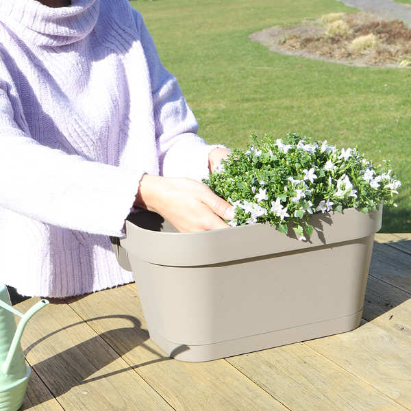 Trockenblumenstrauß in geriffelter Vase