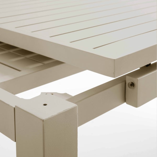 Detailansicht eines Gartentisches mit einer Tischplatte in Lattenoptik und der Verbindung zwischen dem quadratischen Tischbein und dem Rahmen.
