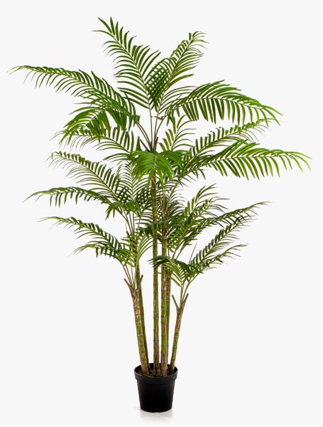 Nahaufnahme einer künstlichen Palme mit grünen Wedeln und einem segmentierten Stamm.