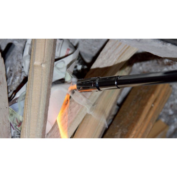 Campingkocher im Freien auf Gras