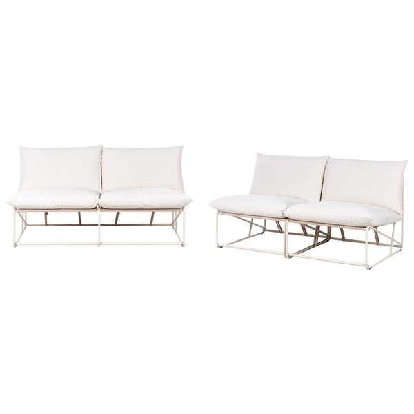 Zwei weiße Doppelsitzer-Gartensofas mit Metallrahmen