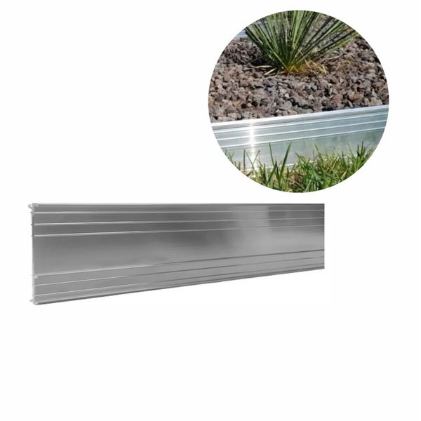 Gerade Rasenkante aus Aluminium zur Trennung von Rasen und Kiesbeet im Garten.