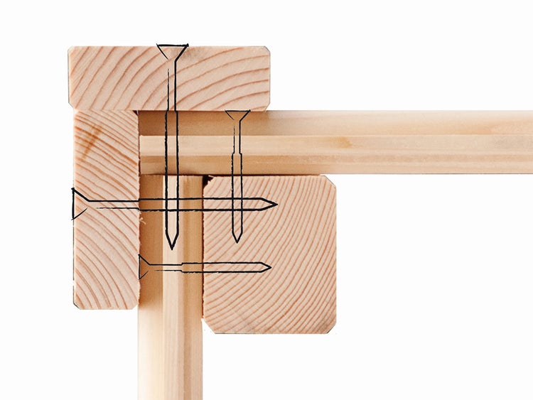 Detail einer Eckverbindung aus Holz mit Skizzen zur Platzierung der Schrauben.