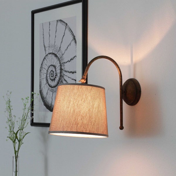 Wandleuchte mit Textilschirm im Interieur