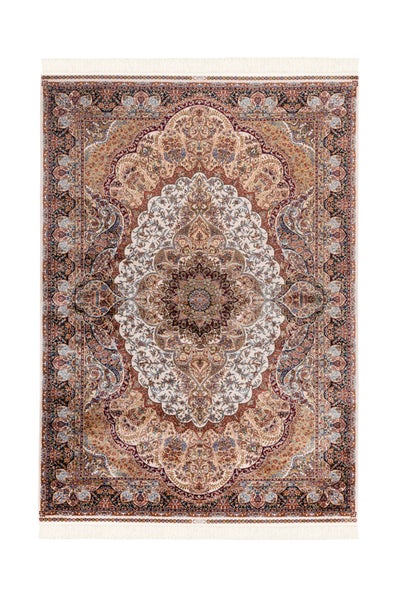 Orientteppich mit zentralem Medaillon, aufwendigen floralen Ornamenten und Fransen an den Enden.