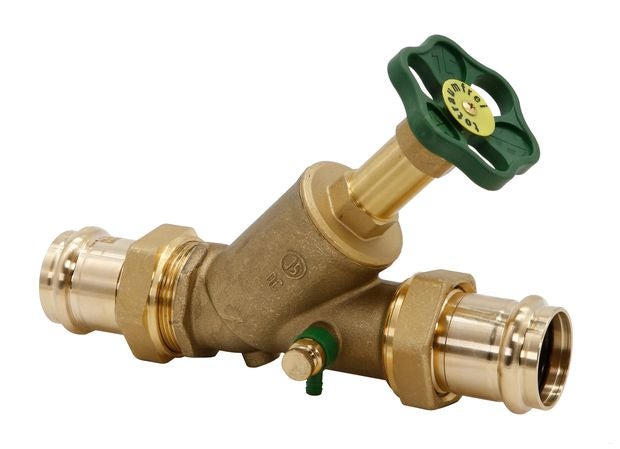 Freistromventil aus Messing mit Pressanschluss, Entleerungsventil und grünem Handrad.
