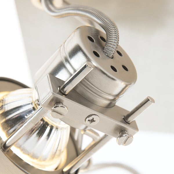 Detailaufnahme einer Deckenleuchte mit mehreren Strahlern und Metallelementen