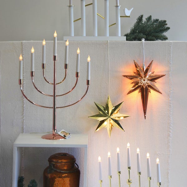 Dekorative Szene mit verschiedenen Weihnachtslichtern und Dekorationen.