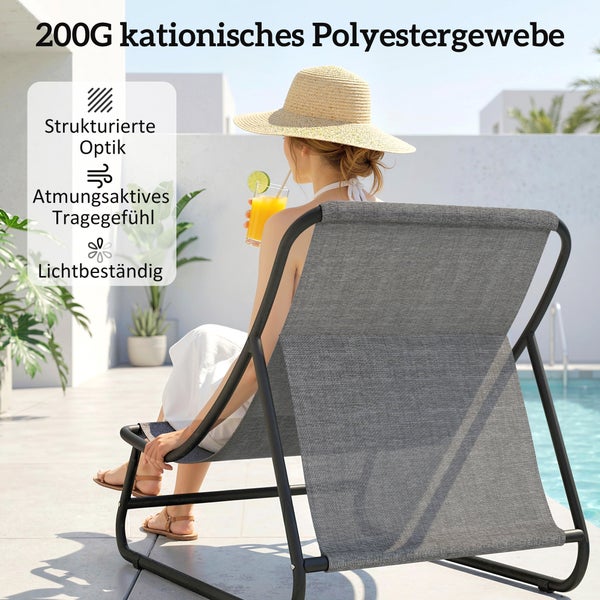 Gartenliege aus kationischem Polyestergewebe mit strukturierter Optik, atmungsaktiv und lichtbeständig, auf einer Terrasse am Pool.