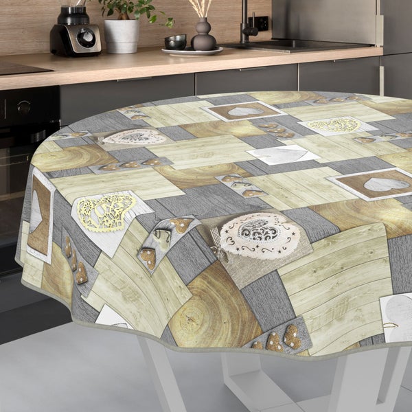 Runde Tischdecke mit Holzdekor auf einem Tisch in der Küche