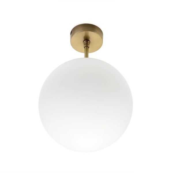 Deckenleuchte mit runder, weißer Glaskugel und goldfarbener Deckenbefestigung