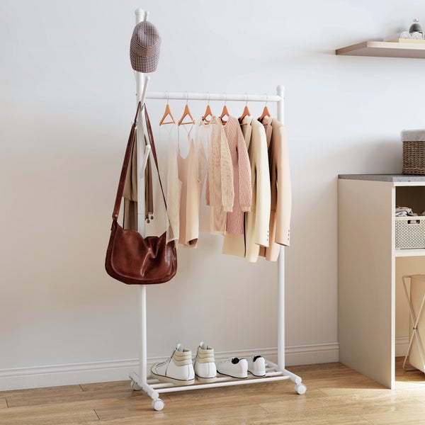 Szene mit Frau, die in einem Sessel liest und die Füße auf einem Hocker ablegt