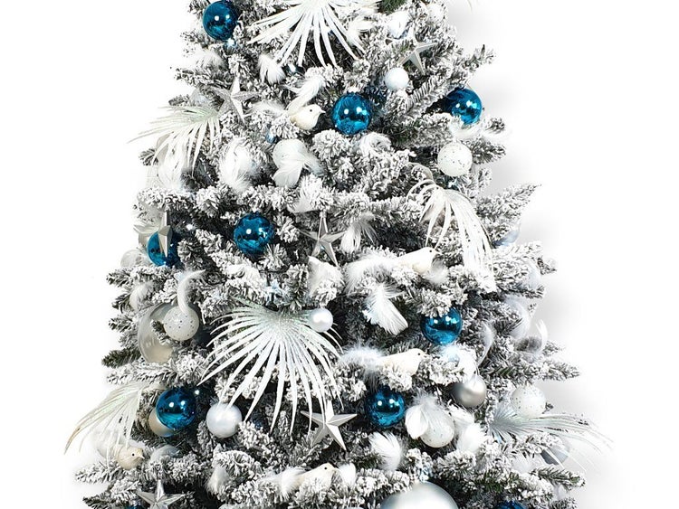 Ein künstlicher Weihnachtsbaum mit Schneeoptik, geschmückt mit blauen Kugeln, Sternen, Federn und Vogelanhängern.