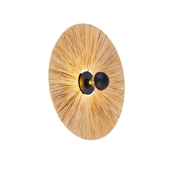 Runde Wandleuchte aus naturfarbenem Stroh mit einer schwarzen Halterung in der Mitte.